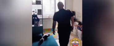 В Москве полицейские спасли девушку от падения с 20 этажа