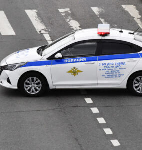 В Москве полиция ищет подростков на самокатах, которые плюют в лицо прохожим