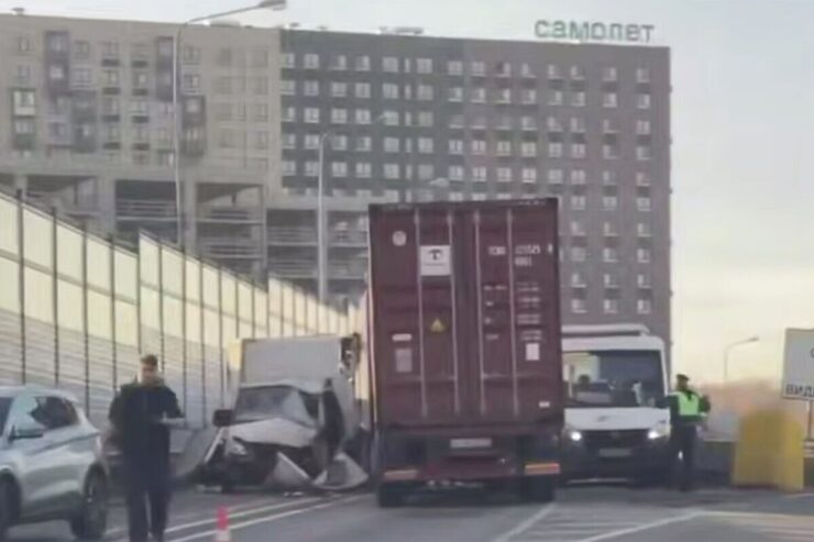 Авария с большегрузом возле ЖК «Томилино Парк»: появились кадры с места ДТП