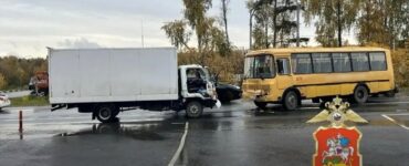 Автобус с 12 детьми столкнулся с грузовиком под Пушкино