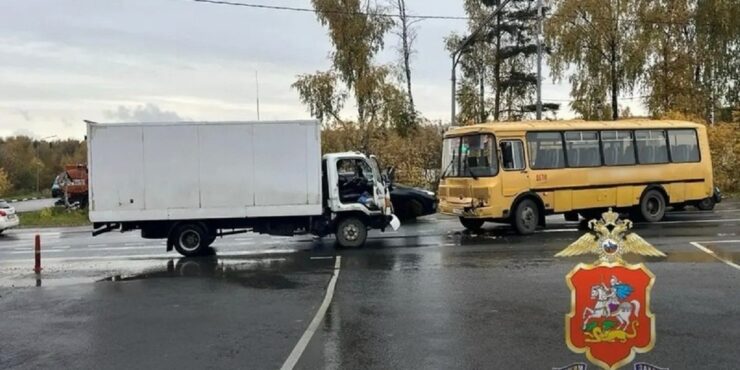 Автобус с 12 детьми столкнулся с грузовиком под Пушкино
