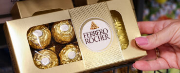 Baza: Москвич потребовал от бывшей вернуть съеденные конфеты Ferrero Rocher и выпитую воду