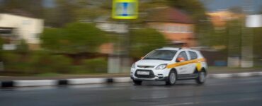 До 20% машин такси уходят с молотка каждый квартал: юрист объяснил, что это значит для пассажиров