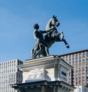 Ефимов: Пилонам со скульптурами у московского ипподрома вернули исторический вид