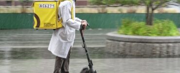 Эксперт счёл незаконным отстранение курьеров от работы за незнание ПДД
