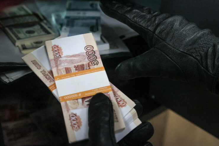 МВД: Мошенники заставили москвича вскрывать чужие сейфы