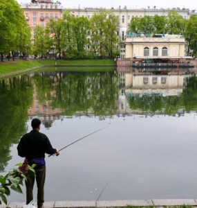Милонов призвал запретить рыбалку на Патриарших и малых водоемах Москвы