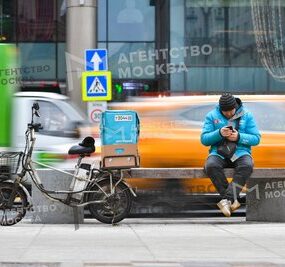 Москва может временно потерять до 15% работающих курьеров из-за новых требований – эксперт 