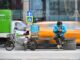 Москва может временно потерять до 15% работающих курьеров из-за новых требований – эксперт 