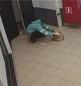 Москвичам доставили повалявшуюся на полу в подъезде пиццу