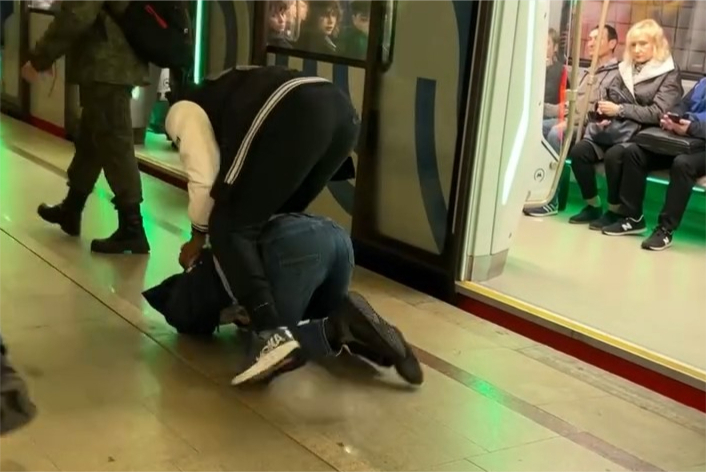 Мужчины подрались в московском метро и попали на видео
