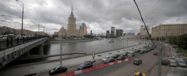 На Москве-реке близ района Печатники заметили ярко-зеленое пятно