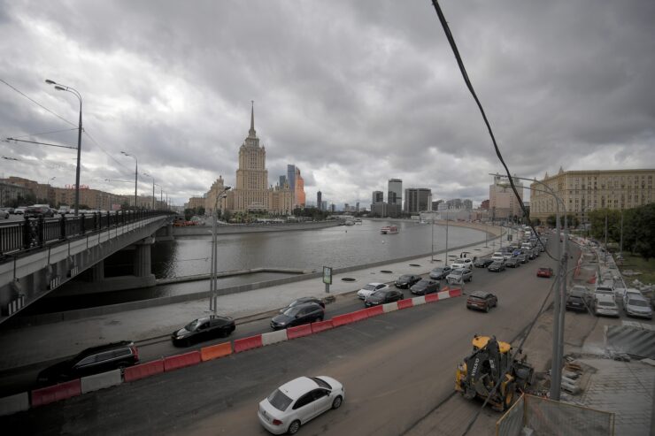 На Москве-реке близ района Печатники заметили ярко-зеленое пятно