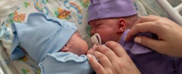 С начала года в Подмосковье родились 2 тройни и 481 двойня