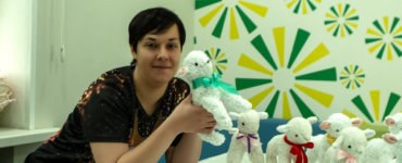 Торты, керамика и мягкие игрушки: как мастерская «Бабушкин клубок» готовит эксклюзивные подарки ручной работы