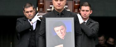 В Большом зале Троекуровского кладбища прошла церемония прощания с Кашпировским