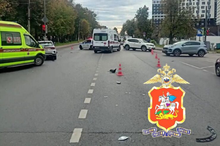 В подмосковном Пушкино автомобилист сбил двоих подростков на электросамокате