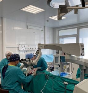 Врачи МОНИКИ нашли причину полугодового «плача» пациента: редкий слезный камень