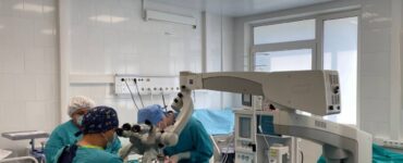 Врачи МОНИКИ нашли причину полугодового «плача» пациента: редкий слезный камень
