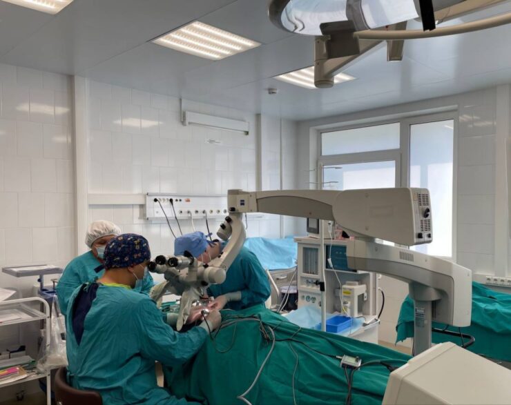 Врачи МОНИКИ нашли причину полугодового «плача» пациента: редкий слезный камень