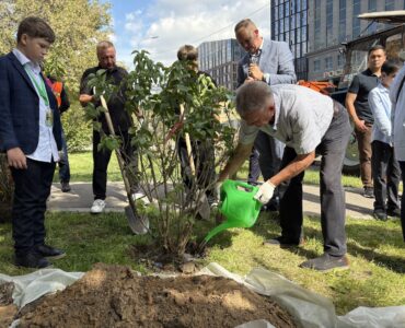 Жители Замоскворечья высадят деревья и кустарники на Большой Серпуховской улице